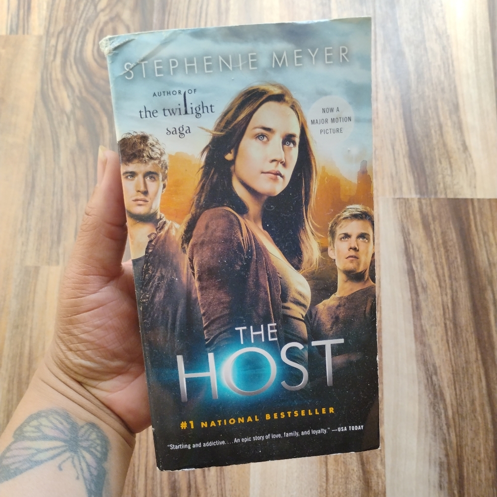 The Host Stephenie Meyer YA Sci-Fi Paperback Fiction Book